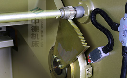 ZDS-450采用高精度刀片間隙調(diào)節(jié)齒輪，經(jīng)過淬火高硬度又耐磨，表面鍍鋅不生銹，長年累月使用依然有很高的調(diào)節(jié)精度.jpg
