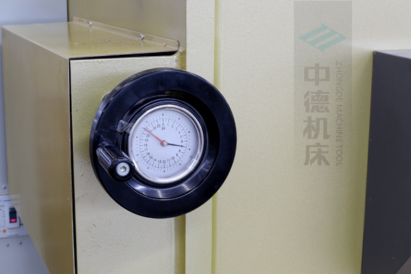 ZDG-640刀片間隙調節(jié)裝置，設置在機架前面，并有刻度顯示，調節(jié)方便.jpg
