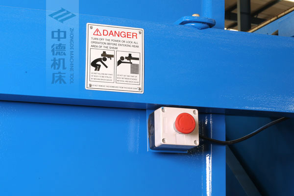 ZDSK-1632剪板機后部緊急停止按鈕，最大程度保障工人安全.jpg