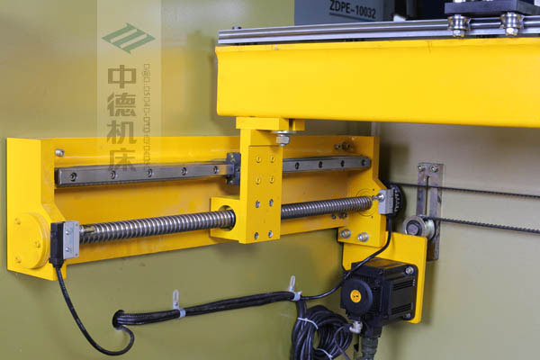 ZDPK-10032X軸配有滾珠絲桿及直線導(dǎo)軌，大功率伺服電機(jī)，鋼絲同步帶，能顯著提升X軸定位精度及速度