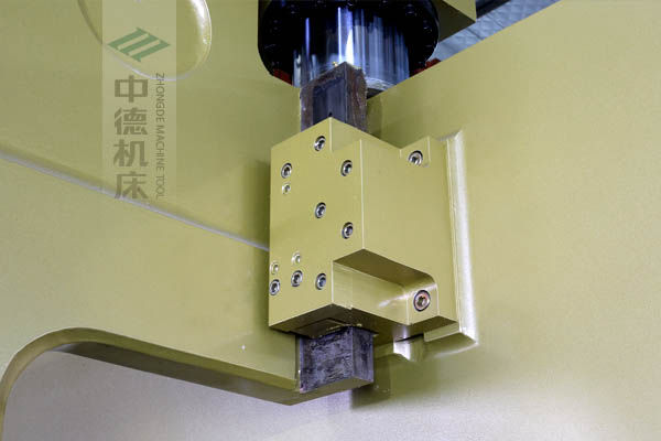ZDP-20050加厚型滑塊導(dǎo)軌，強(qiáng)有力的保持滑塊間隙，有效減少工作時的抖動.jpg