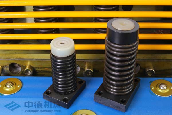 ZDS-2032采用高品質(zhì)壓料油缸，不滲油不會(huì)在板材表面留有油污.jpg