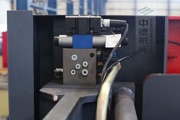 ZDPE8025采用進口液壓系統(tǒng)，穩(wěn)定無故障，耐高溫高壓，持久工作精度高.jpg