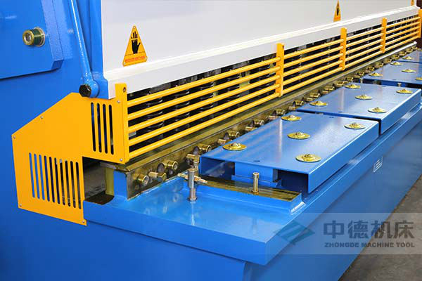 ZDS-432剪板機進料口，安全防護，進料無阻，又能直接觀看到燈光對線的剪切位置.jpg