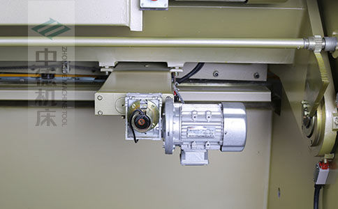 ZDS-1032剪板機(jī)后檔料結(jié)構(gòu)，平行度高，并采用國內(nèi)一流品牌軸承，耐磨抗壓壽命長.jpg