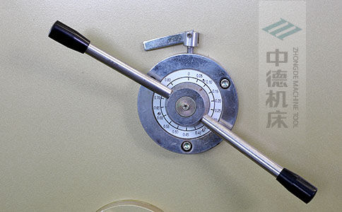ZDS-640剪板機刀片間隙手動調(diào)節(jié)器，刻度清淅，調(diào)節(jié)省力又簡便.jpg
